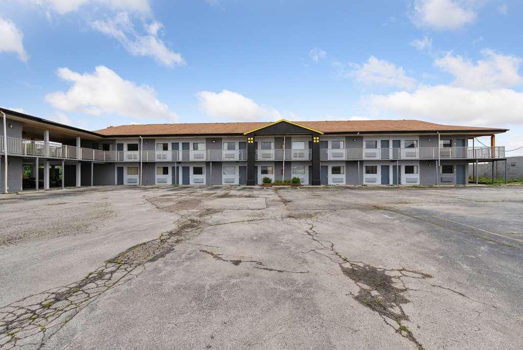 Hotel Super 8 By Wyndham Millbury/Toledo Extérieur photo