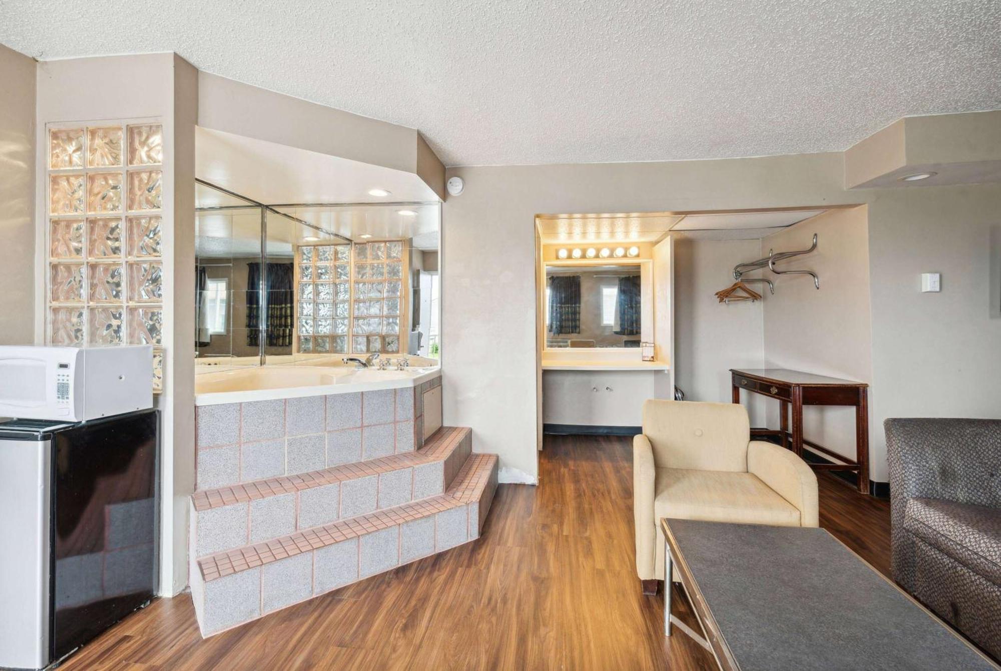 Hotel Super 8 By Wyndham Millbury/Toledo Extérieur photo