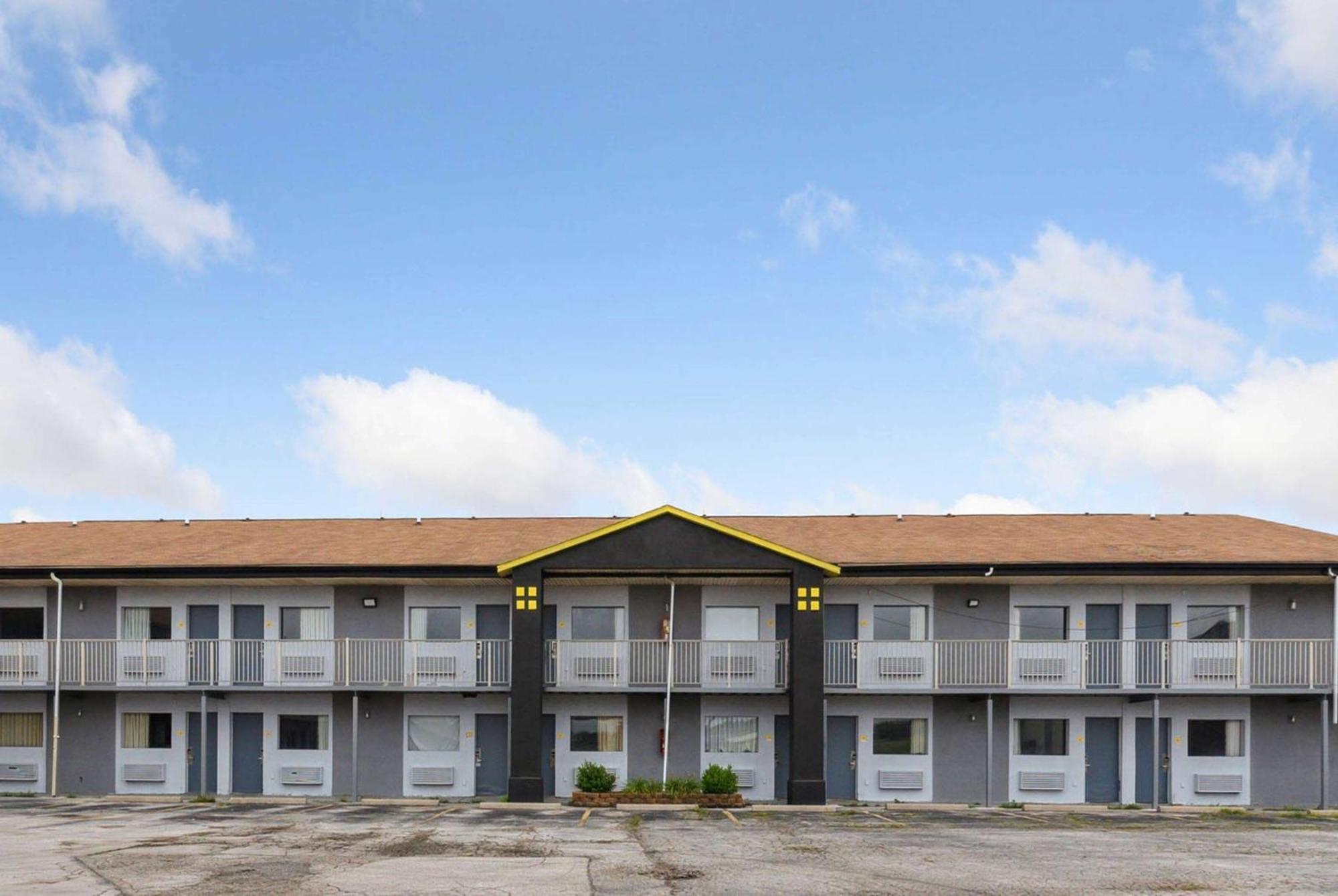 Hotel Super 8 By Wyndham Millbury/Toledo Extérieur photo